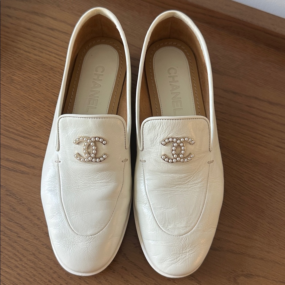 CHANEL Pearl CC logo White Leather Loafers - Picture 2 of 9